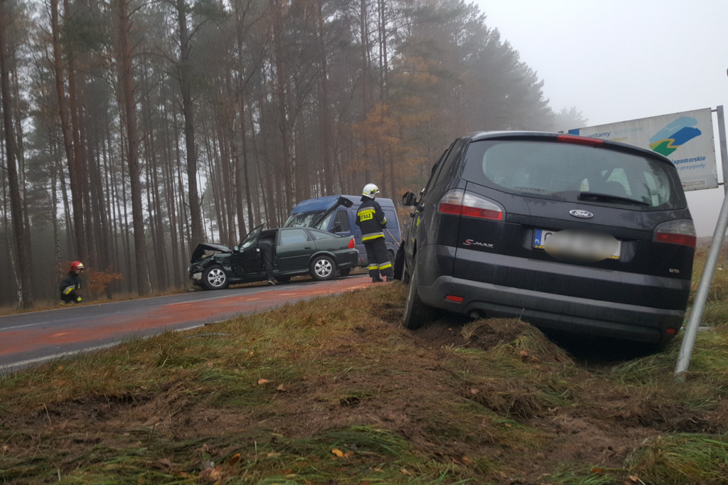 Zderzenie 3 aut. Dwie osoby w szpitalu.