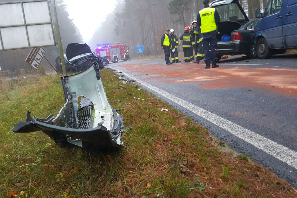 Zderzenie 3 aut. Dwie osoby w szpitalu.