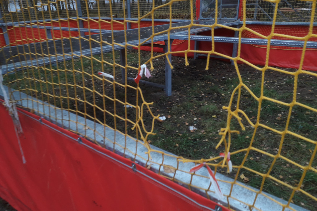 Zniszczone siatki na centralnym placu zabaw