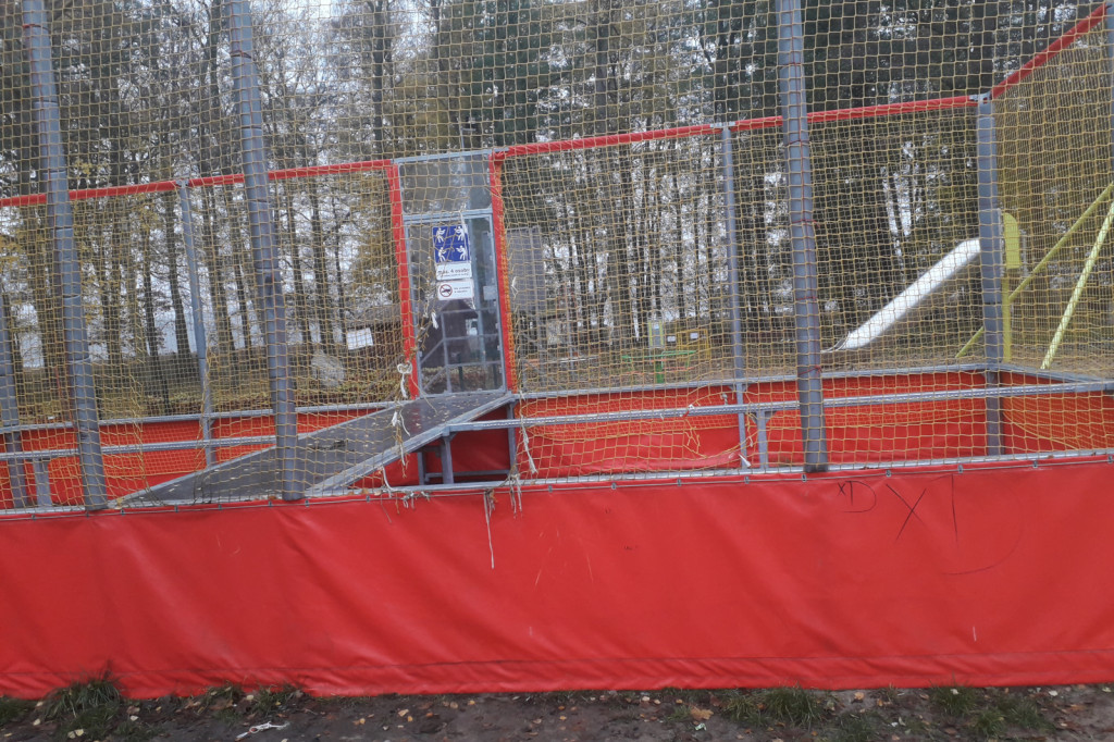 Zniszczone siatki na centralnym placu zabaw