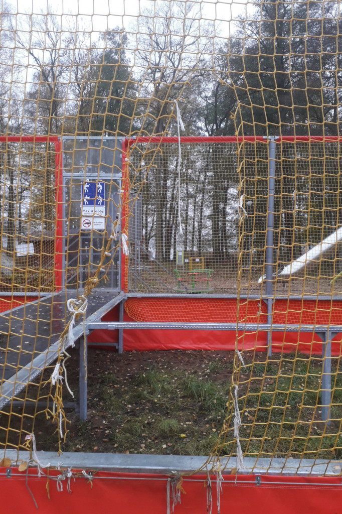Zniszczone siatki na centralnym placu zabaw