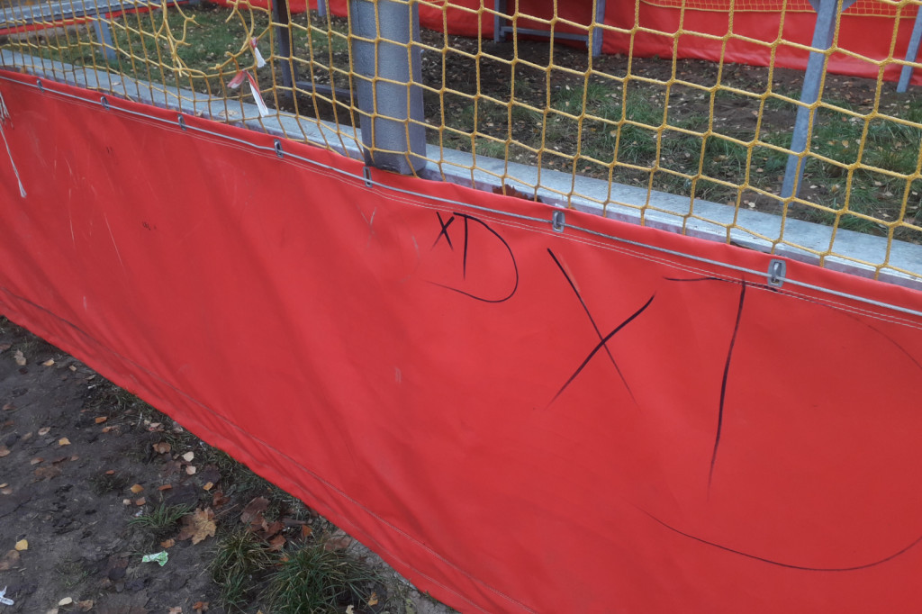 Zniszczone siatki na centralnym placu zabaw