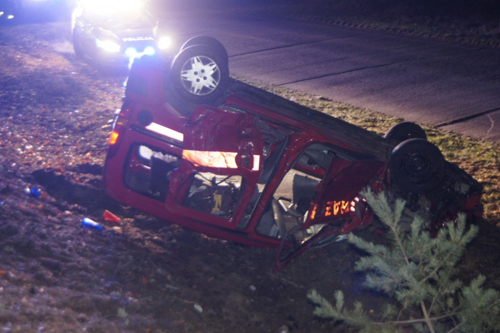 Samochód sławieńskiej straży pożarnej uderzył w ciężarówkę i dachował. Kierowca uciekł z miejsca