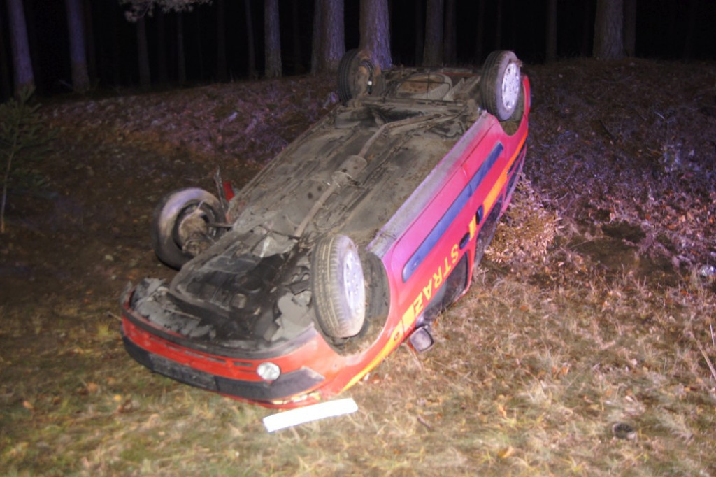 Samochód sławieńskiej straży pożarnej uderzył w ciężarówkę i dachował. Kierowca uciekł z miejsca