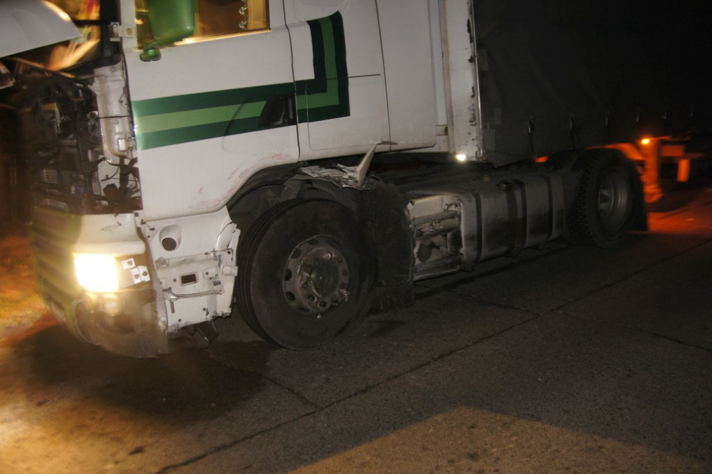 Samochód sławieńskiej straży pożarnej uderzył w ciężarówkę i dachował. Kierowca uciekł z miejsca