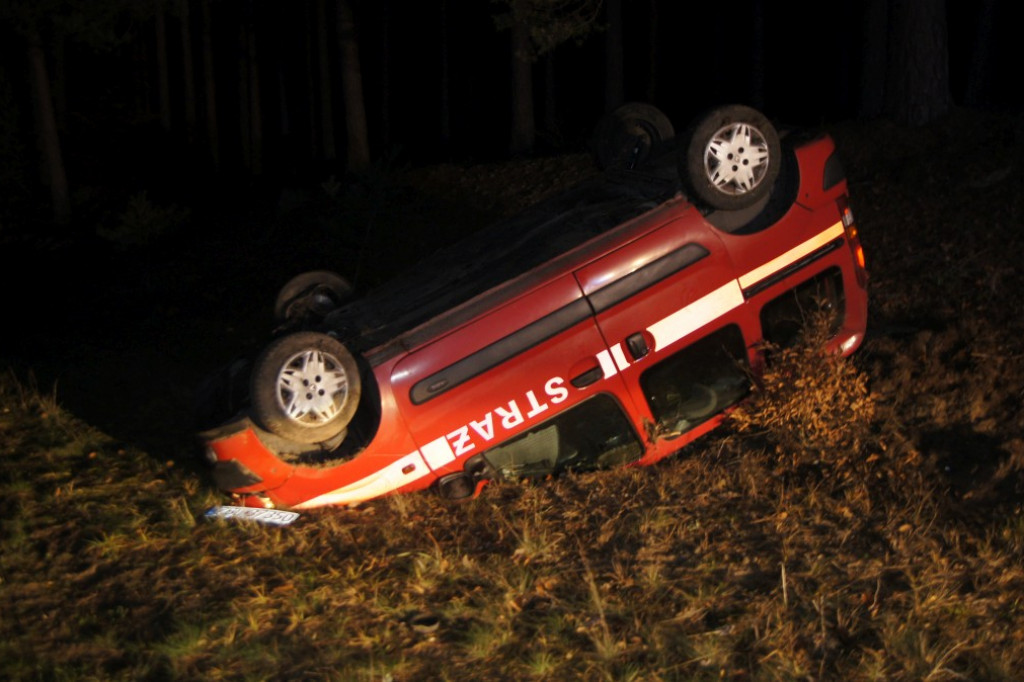 Samochód sławieńskiej straży pożarnej uderzył w ciężarówkę i dachował. Kierowca uciekł z miejsca