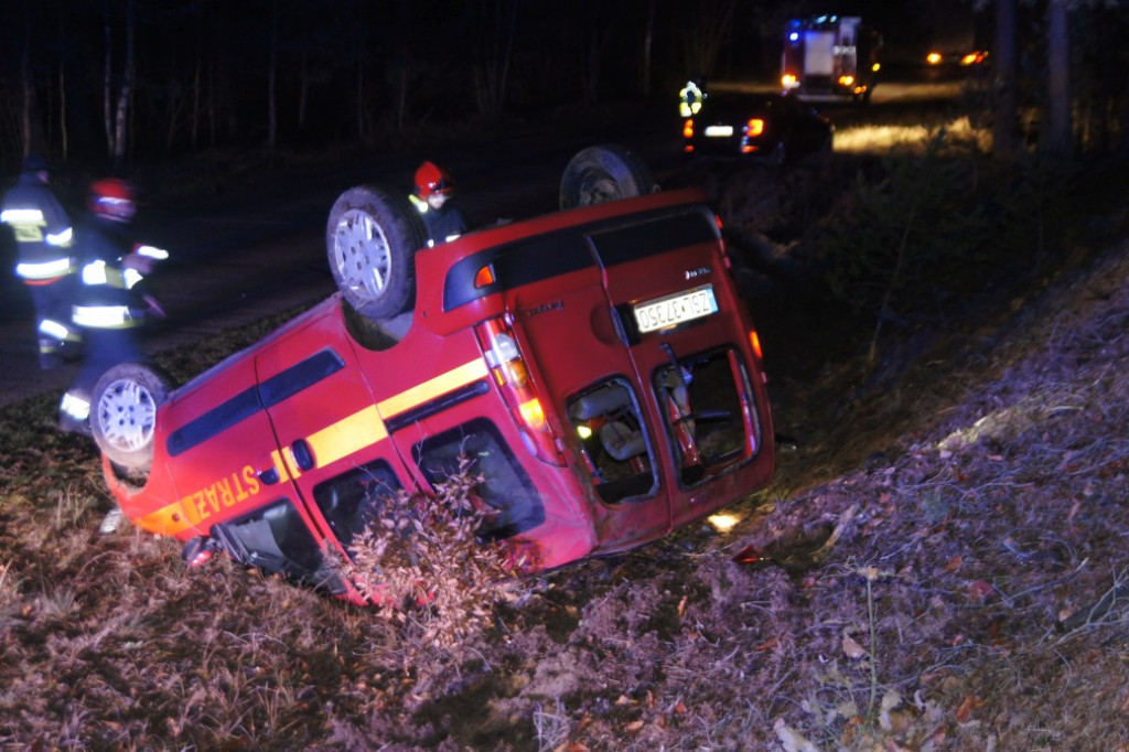 Samochód sławieńskiej straży pożarnej uderzył w ciężarówkę i dachował. Kierowca uciekł z miejsca