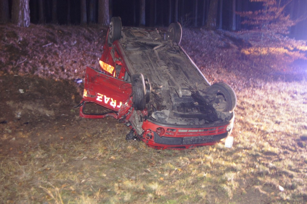 Samochód sławieńskiej straży pożarnej uderzył w ciężarówkę i dachował. Kierowca uciekł z miejsca
