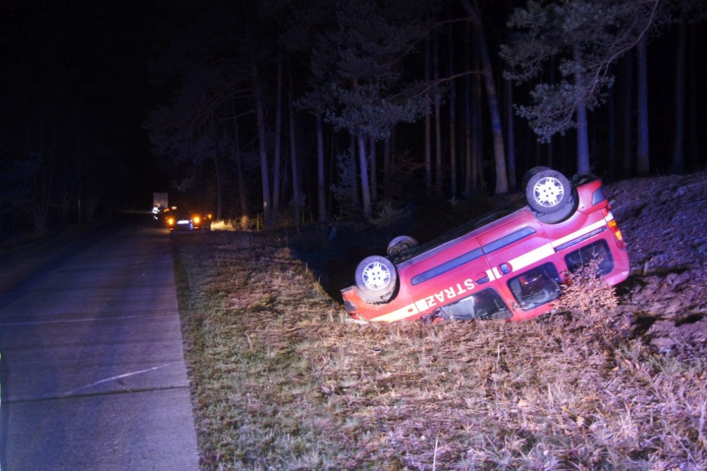 Samochód sławieńskiej straży pożarnej uderzył w ciężarówkę i dachował. Kierowca uciekł z miejsca