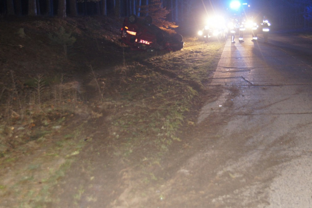 Samochód sławieńskiej straży pożarnej uderzył w ciężarówkę i dachował. Kierowca uciekł z miejsca