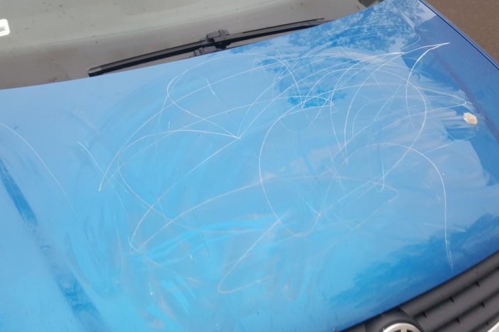 W nocy zniszczyli cztery samochody. Policja szuka sprawców