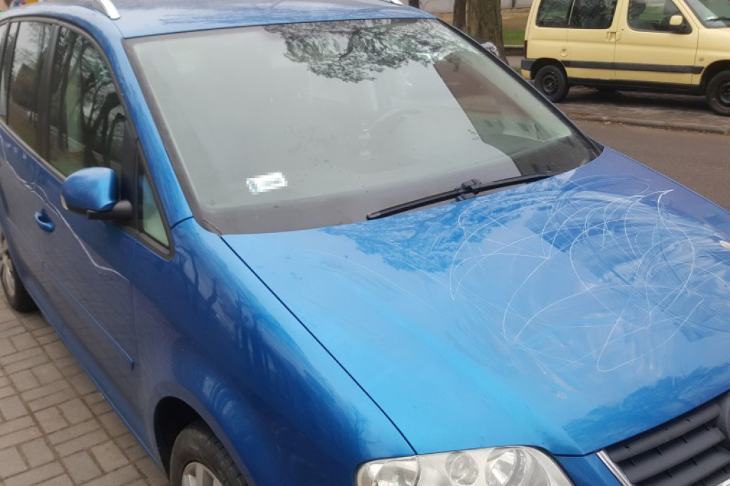 W nocy zniszczyli cztery samochody. Policja szuka sprawców