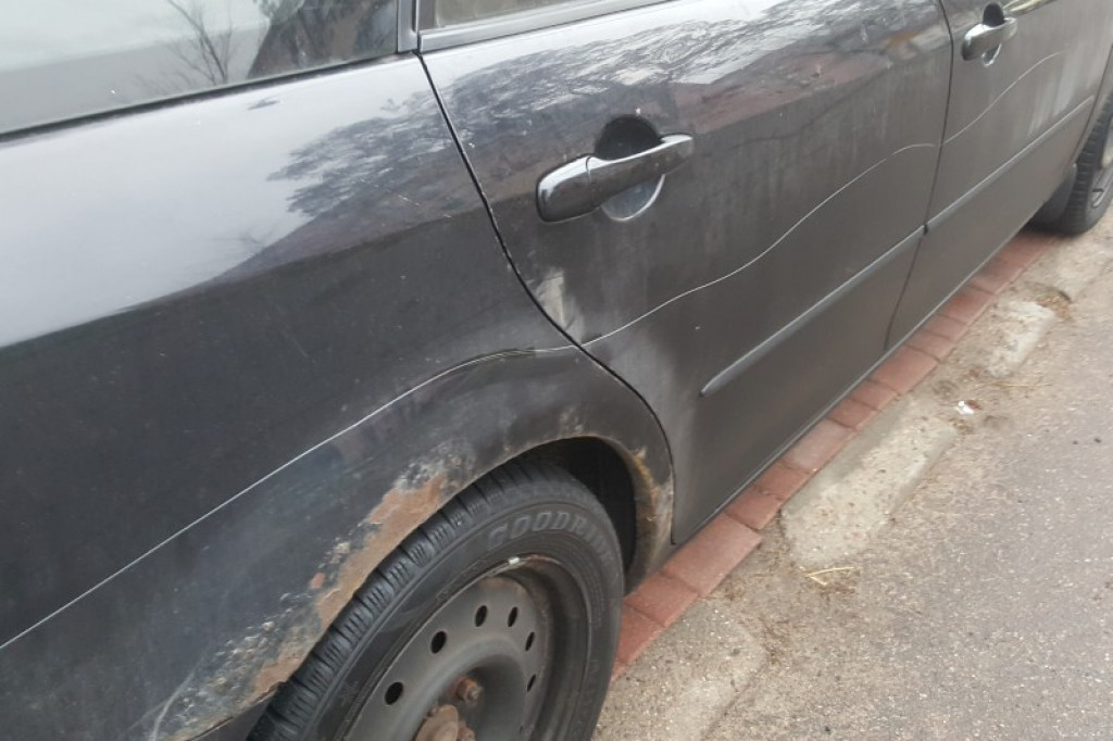 W nocy zniszczyli cztery samochody. Policja szuka sprawców