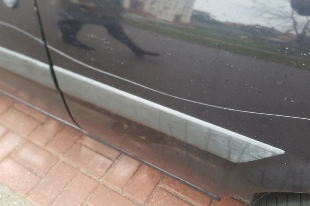 W nocy zniszczyli cztery samochody. Policja szuka sprawców