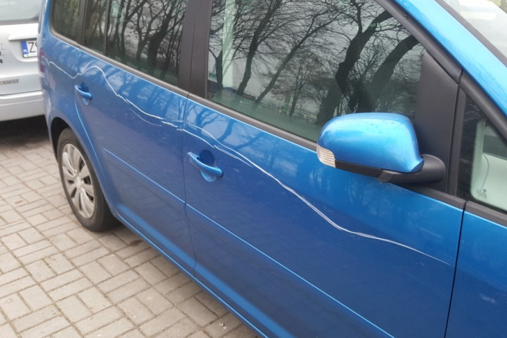 W nocy zniszczyli cztery samochody. Policja szuka sprawców