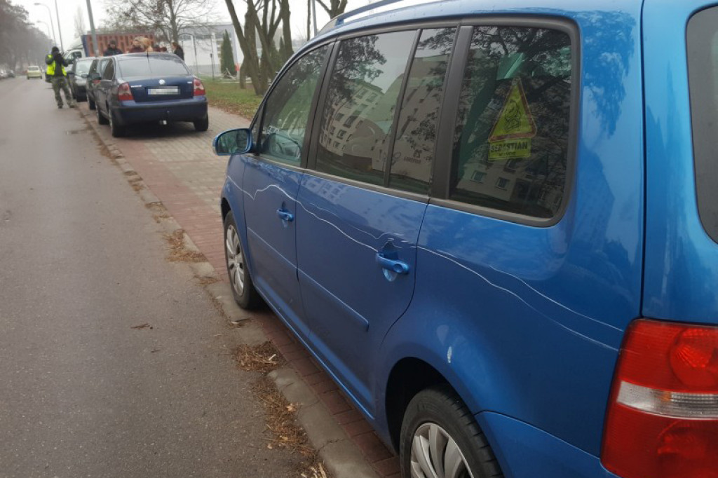 W nocy zniszczyli cztery samochody. Policja szuka sprawców