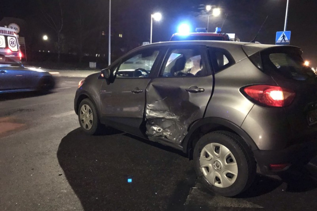 Zderzenie dwóch samochodów na ulicy Kołobrzeskiej