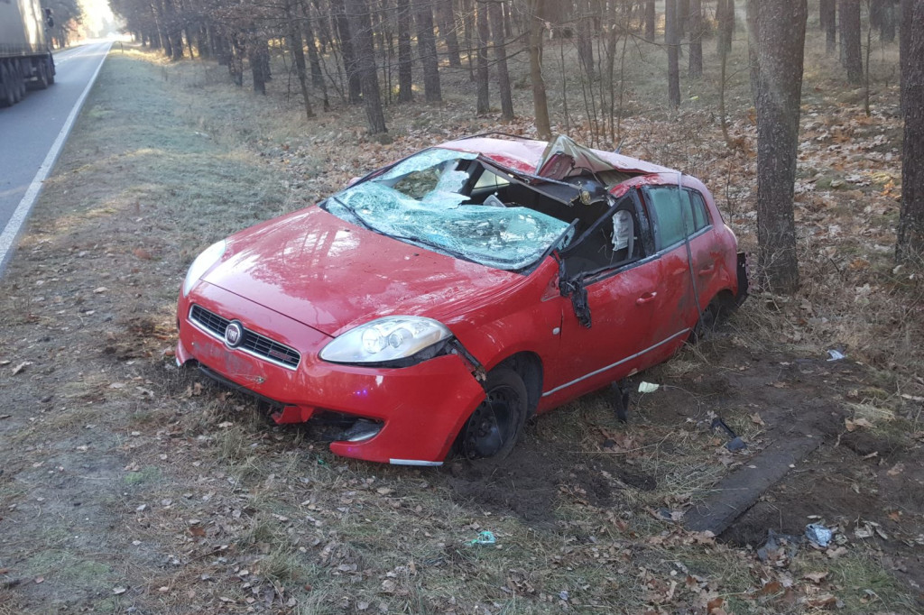 Dachowanie - Fiat wypadł z zakrętu - Gwda- Czarne