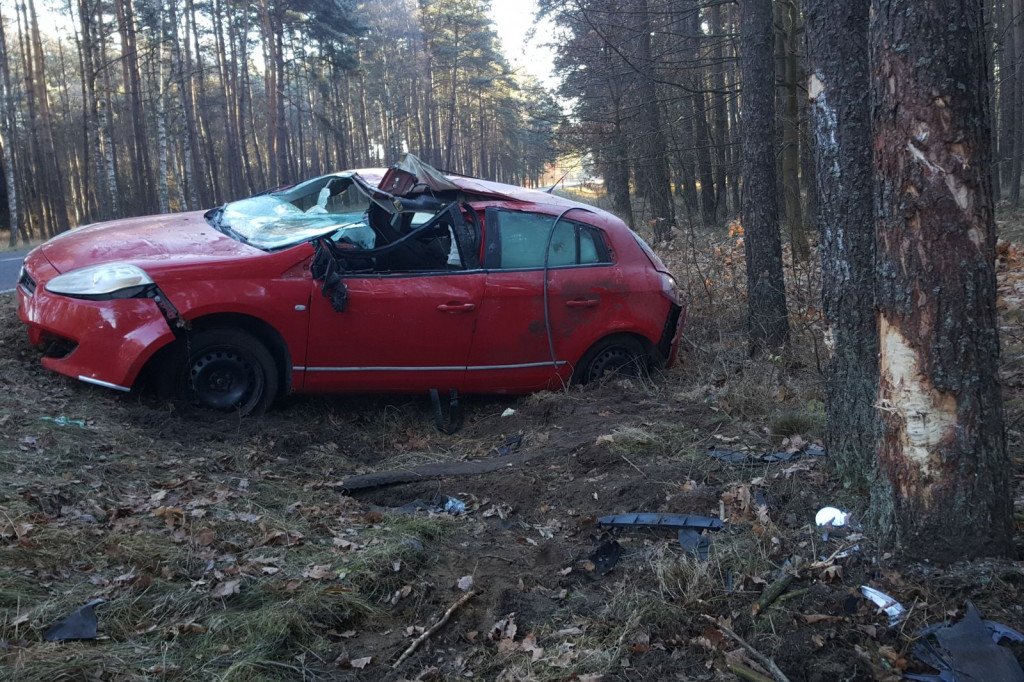 Dachowanie - Fiat wypadł z zakrętu - Gwda- Czarne