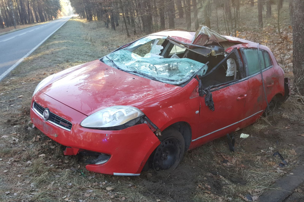 Dachowanie - Fiat wypadł z zakrętu - Gwda- Czarne