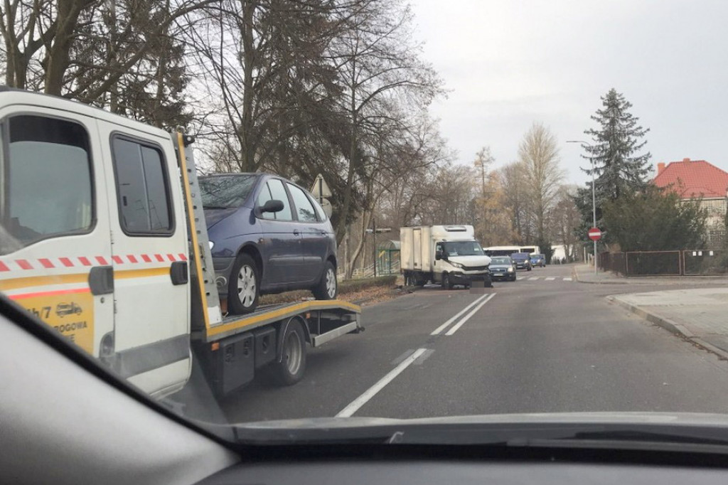 Bus wjechał pod renówkę
