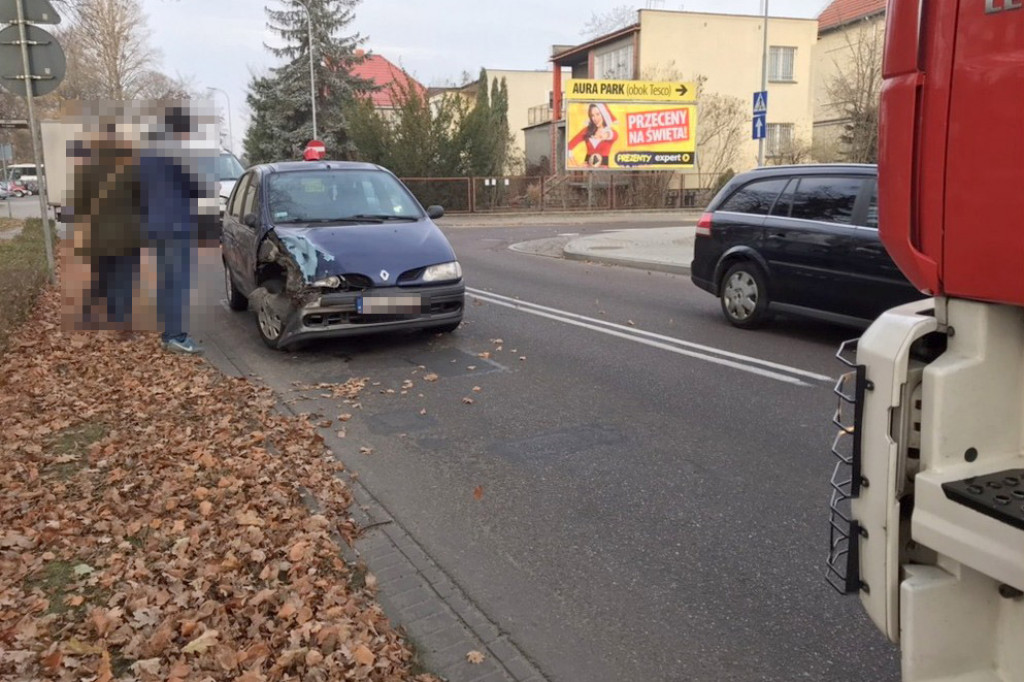 Bus wjechał pod renówkę