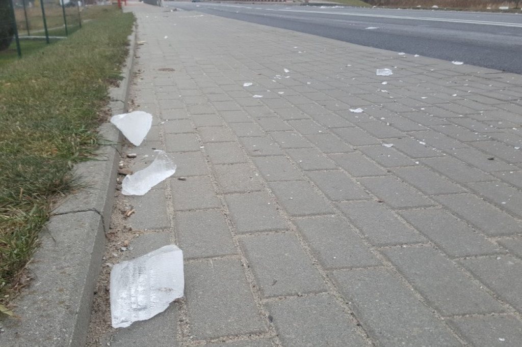 Ogromne bryły lodu spadały z jadącej ciężarówki