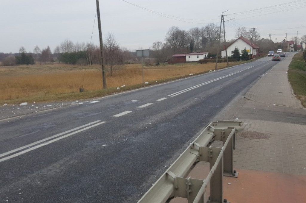 Ogromne bryły lodu spadały z jadącej ciężarówki