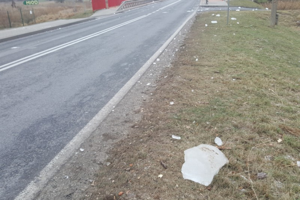 Ogromne bryły lodu spadały z jadącej ciężarówki