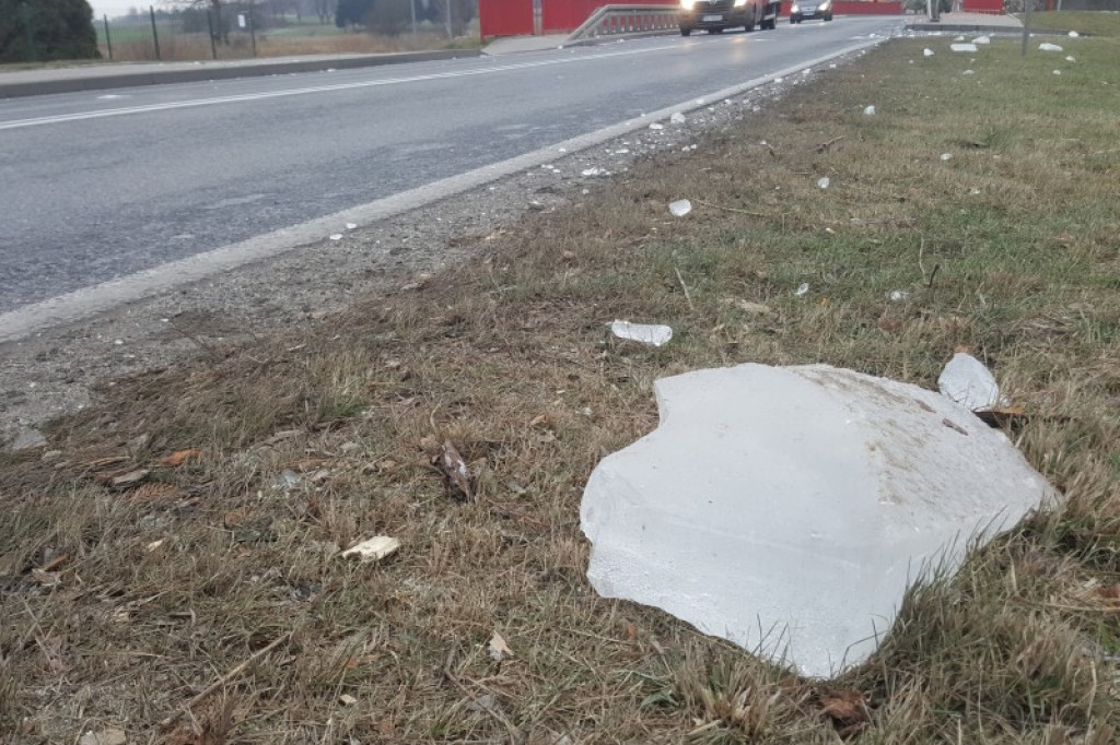 Ogromne bryły lodu spadały z jadącej ciężarówki