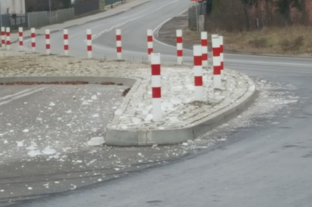 Ogromne bryły lodu spadały z jadącej ciężarówki
