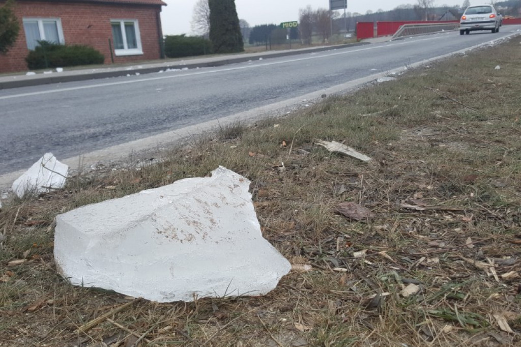Ogromne bryły lodu spadały z jadącej ciężarówki