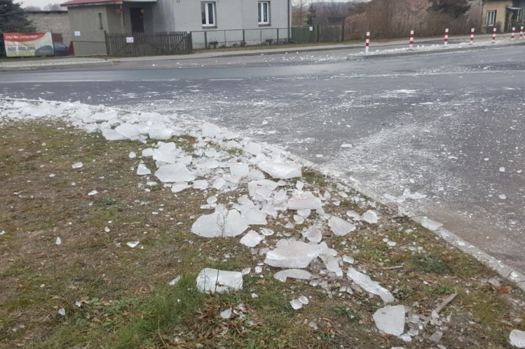 Ogromne bryły lodu spadały z jadącej ciężarówki