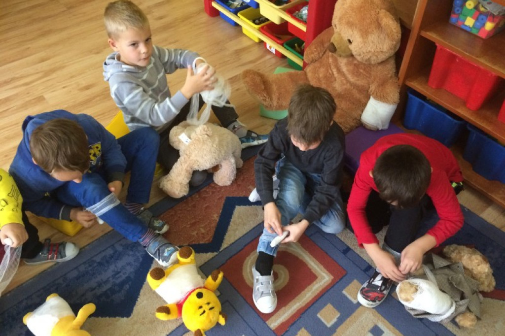 Dzięki lokalnym firmom przedszkolaki uczą się pierwszej pomocy