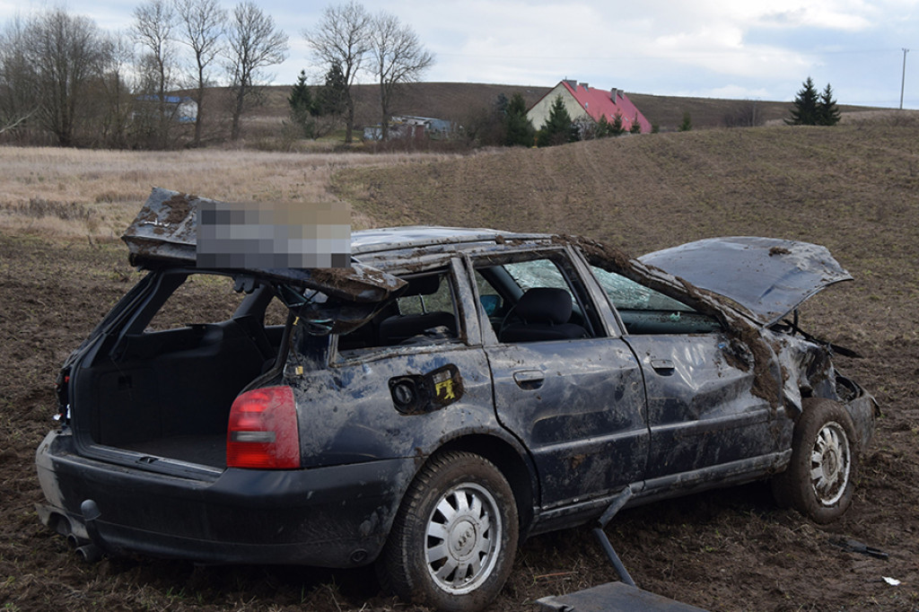 Wypadek na DK-20. Audi kilkakrotnie dachowało