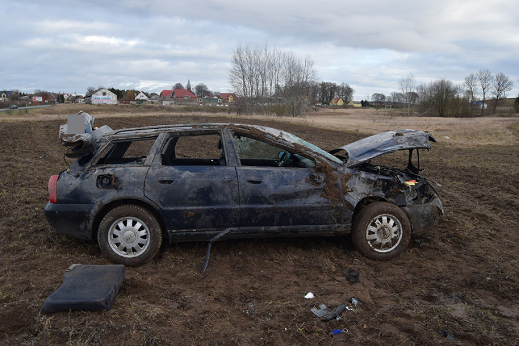 Wypadek na DK-20. Audi kilkakrotnie dachowało