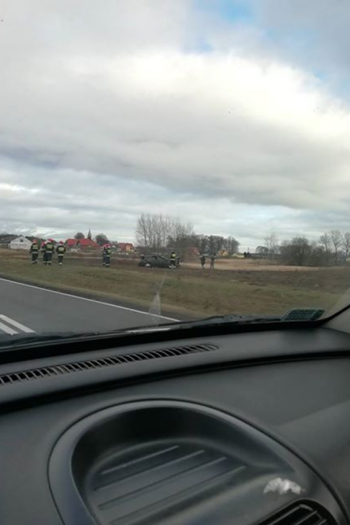 Wypadek na DK-20. Audi kilkakrotnie dachowało