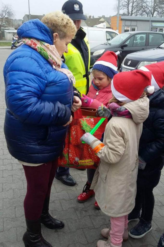 Z odblaskami bezpieczniej - mikołajkowa akcja w Barwicach