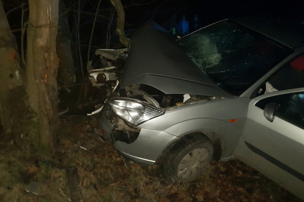 Fordem uderzył w drzewo. Był kompletnie pijany