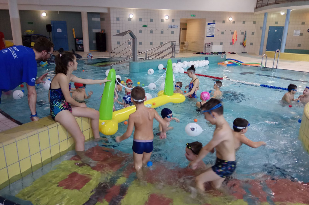 Mikołajki na basenie - Wszystkie dzieci razem!
