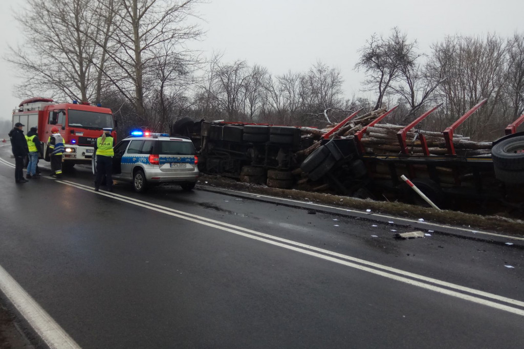 Lotyń - ciężarówka w rowie na łuku
