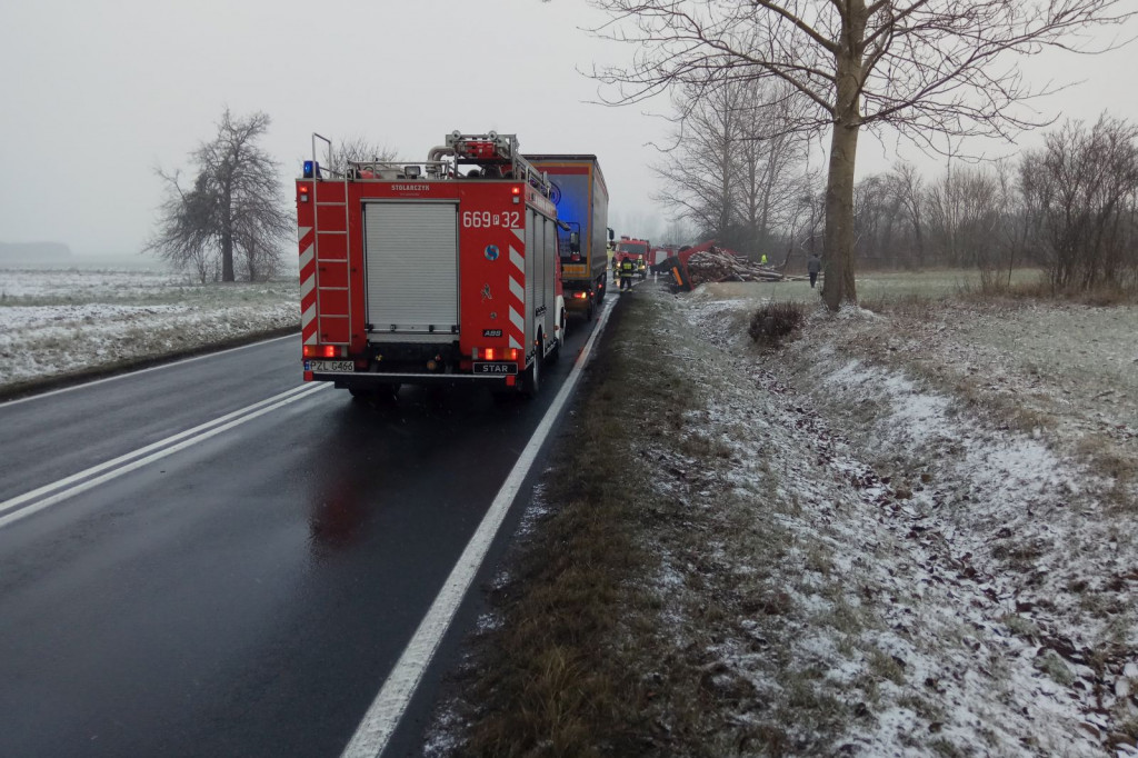 Lotyń - ciężarówka w rowie na łuku