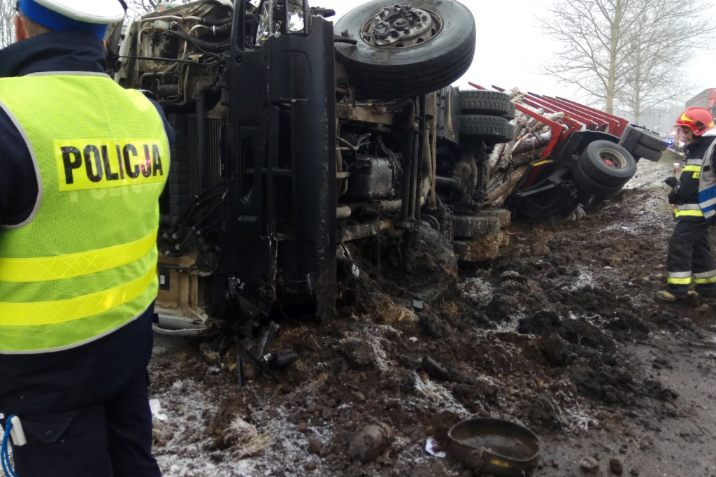 Lotyń - ciężarówka w rowie na łuku