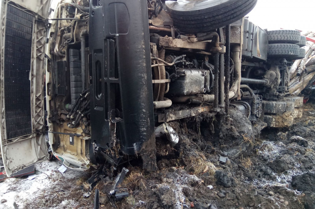 Lotyń - ciężarówka w rowie na łuku