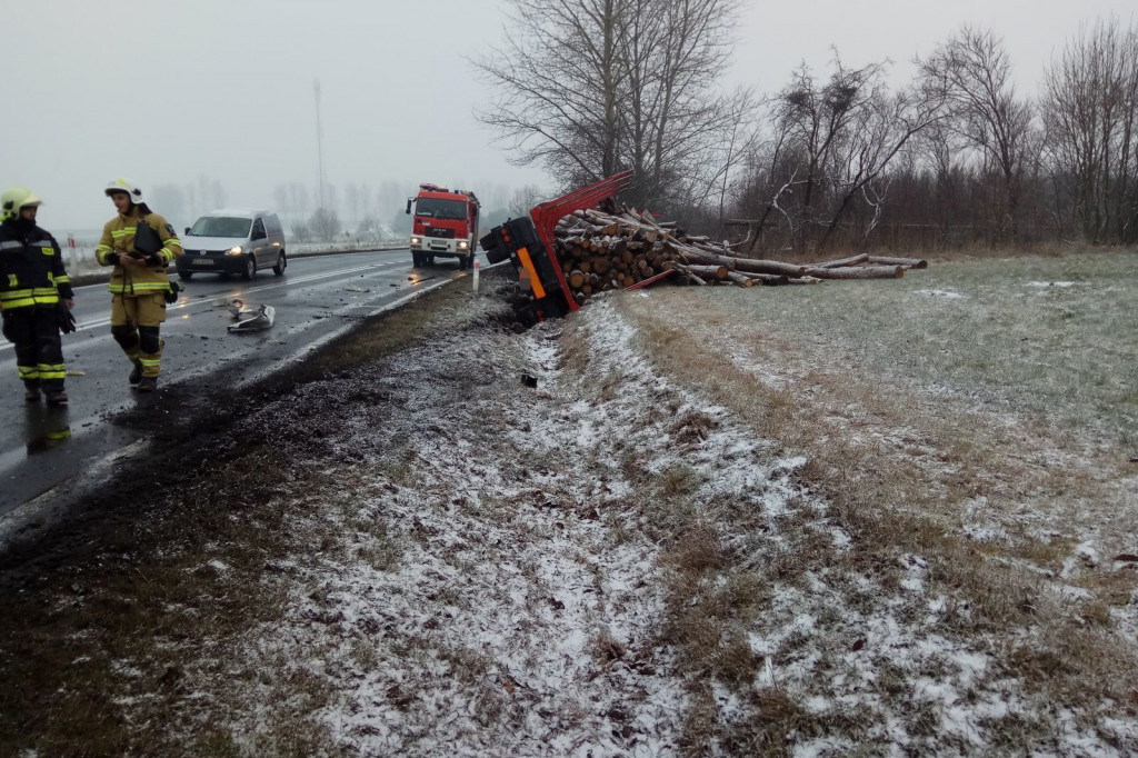 Lotyń - ciężarówka w rowie na łuku