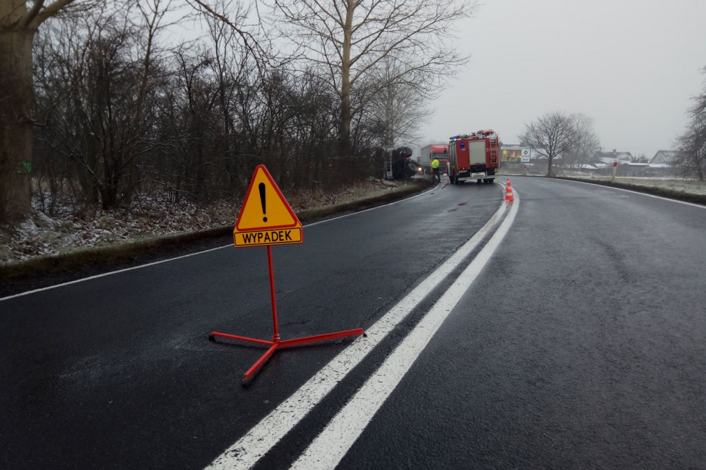 Lotyń - ciężarówka w rowie na łuku