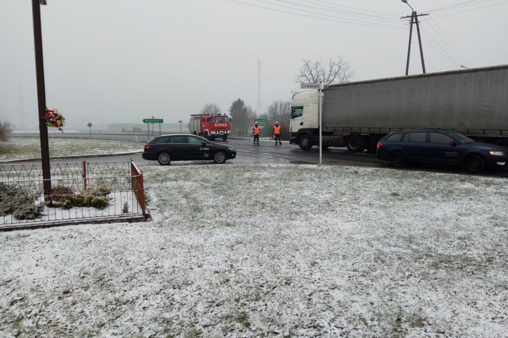 Lotyń - ciężarówka w rowie na łuku