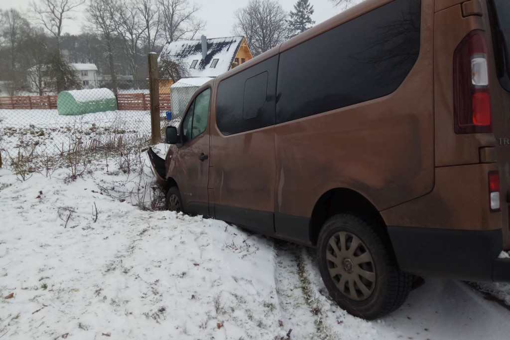 Omulna, auto w rowie, droga zaśnieżona