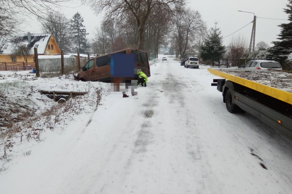 Omulna, auto w rowie, droga zaśnieżona