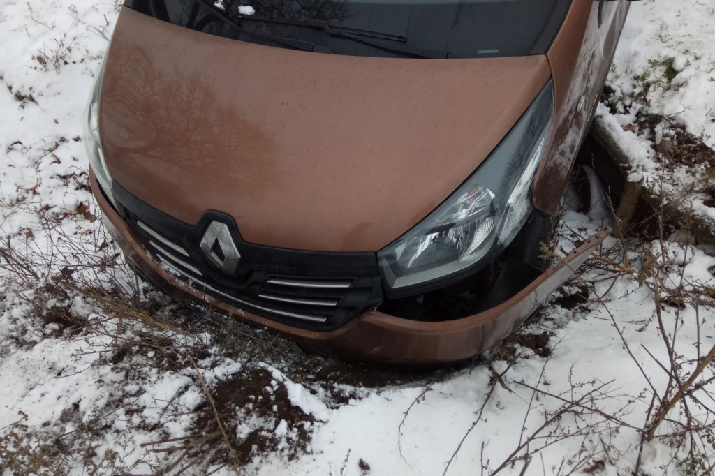 Omulna, auto w rowie, droga zaśnieżona